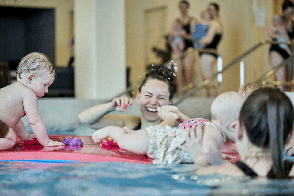 Babysvømning Leg På Plade 2 (1)